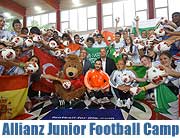 Allianz und FC Bayern München richten internationales Junior Football Camp in München aus. Camp Teilnehmer treffen auf Javier Martínez, Manuel Neuer, Sebastian Schweinsteiger, Philip Lahm, Diego Contento, Luiz Gustavo und Dante (©Foto:Martin Schmitz)